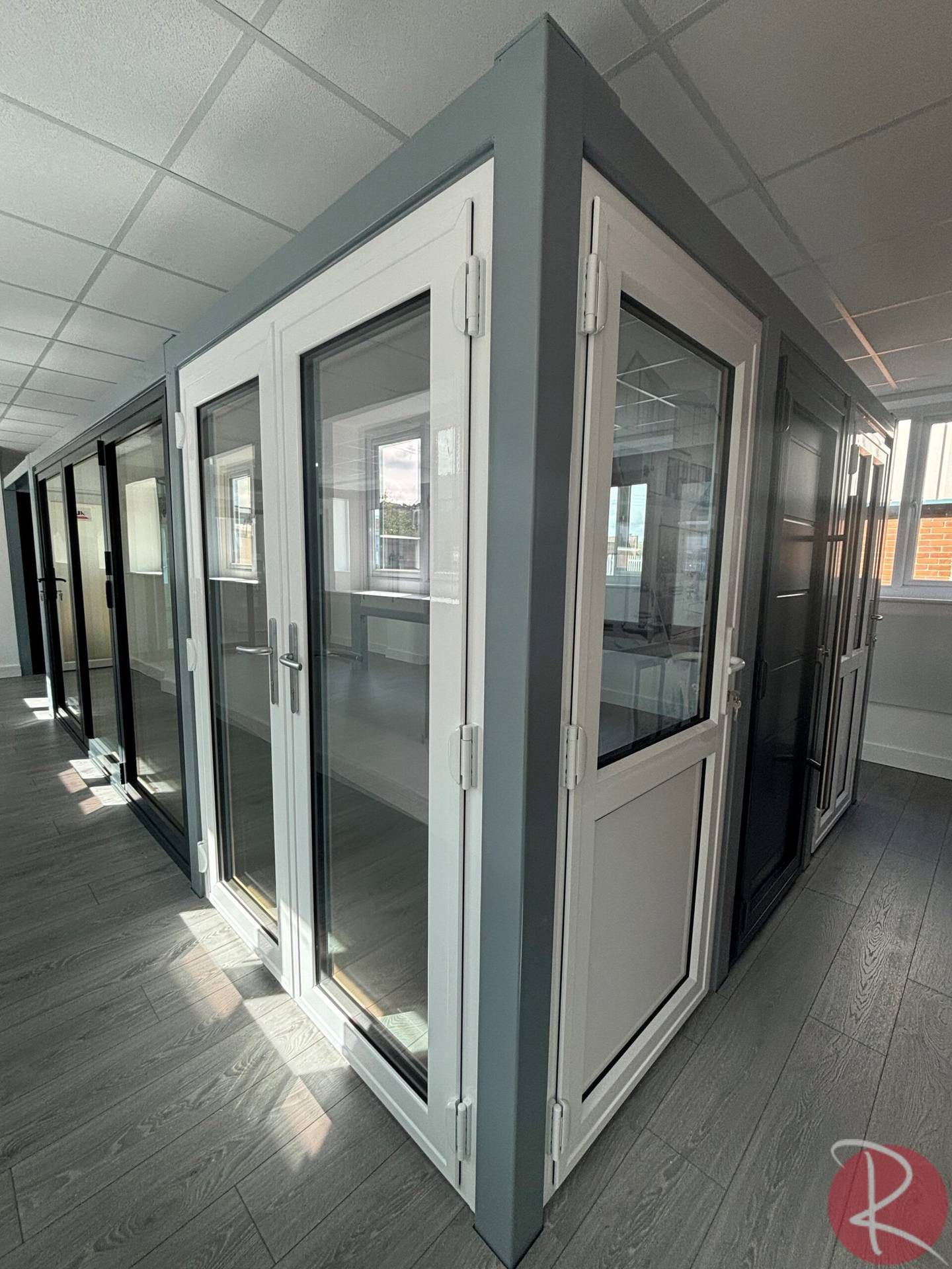 Aluminium showroom showcase