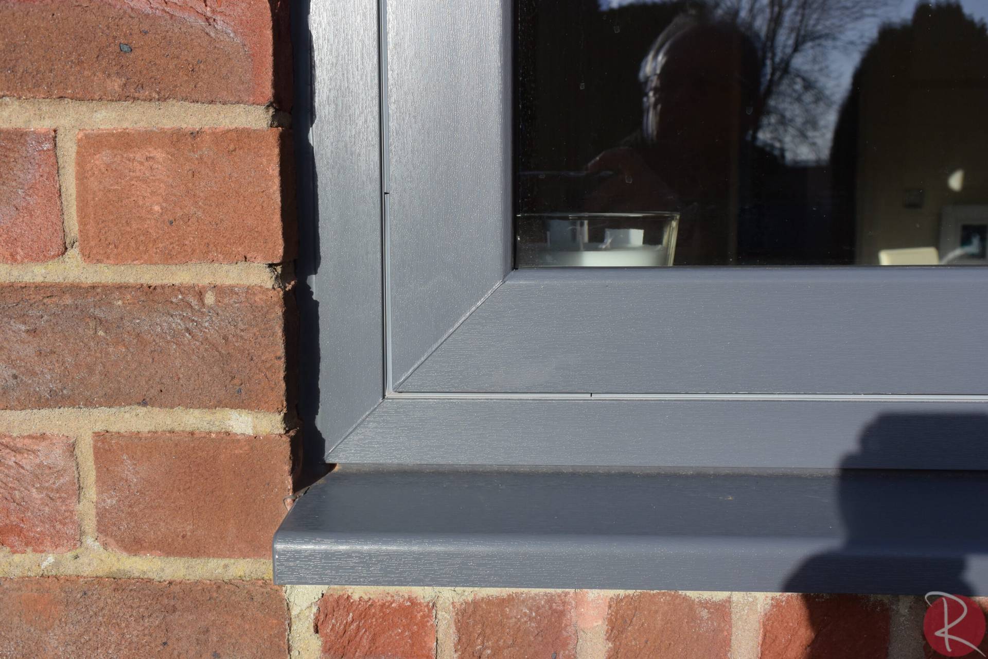 Anthracite grey PVCu flush window corner